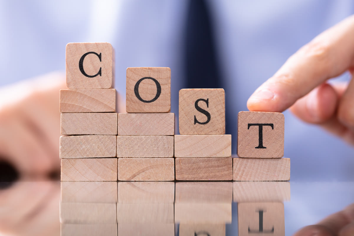 COST 글자를 쌓은 나무 블록으로 표현한 번역공증과 아포스티유 대행 비용 구성