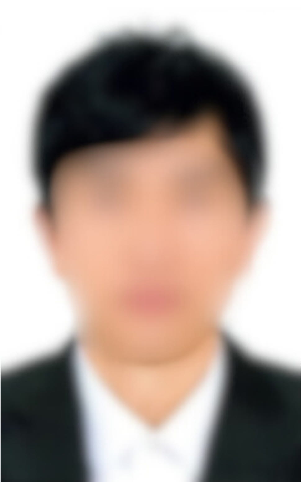 흰 배경에 정장 차림으로 촬영하고 개인 식별 정보를 흐리게 처리한 체류 서류 신청용 증명사진입니다.